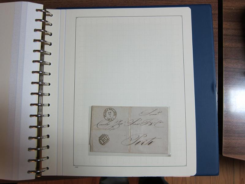 0019 (194).JPG -     Lote:    19      Marcofilia      Lotes Especiais       Descrição:         Portugal. Colecção especializada de carimbos de duplo círculo, tipo 1852, montada em 4 álbuns Lindner, com selos de diversas emissões e cartas, com estudo minucioso de cada marca. Lote a ver.         Lote       Valor Base:     &euro; 2.500,00     Valor Venda:     Retirado     
